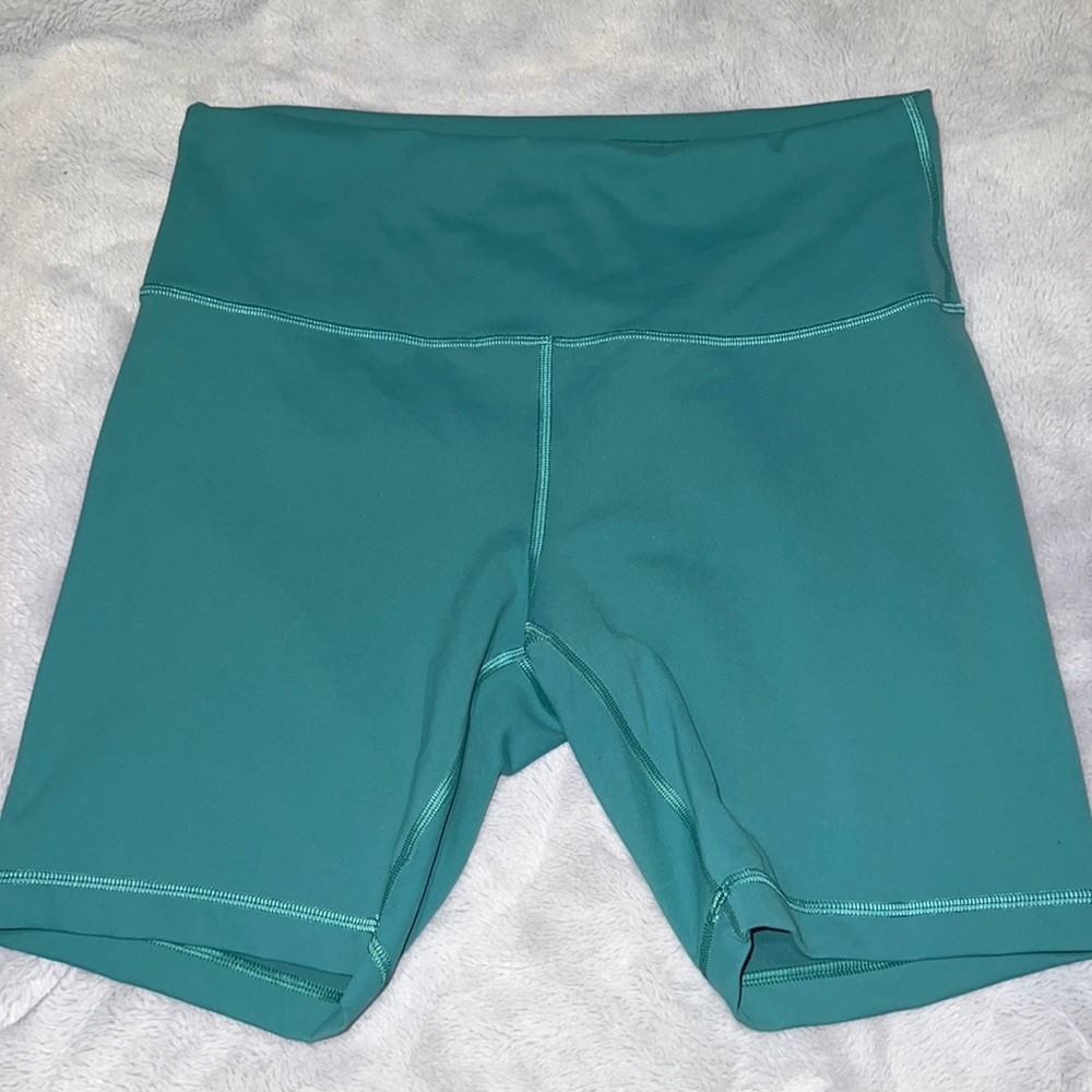 Lululemon 6 in biker shorts